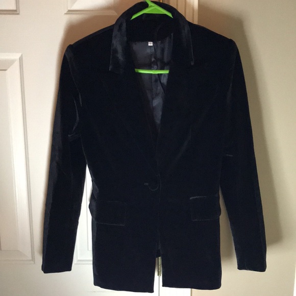 New black velvet suit size large but fit’s like medium - Picture 2 of 10